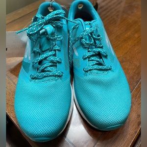 NWT Skechers